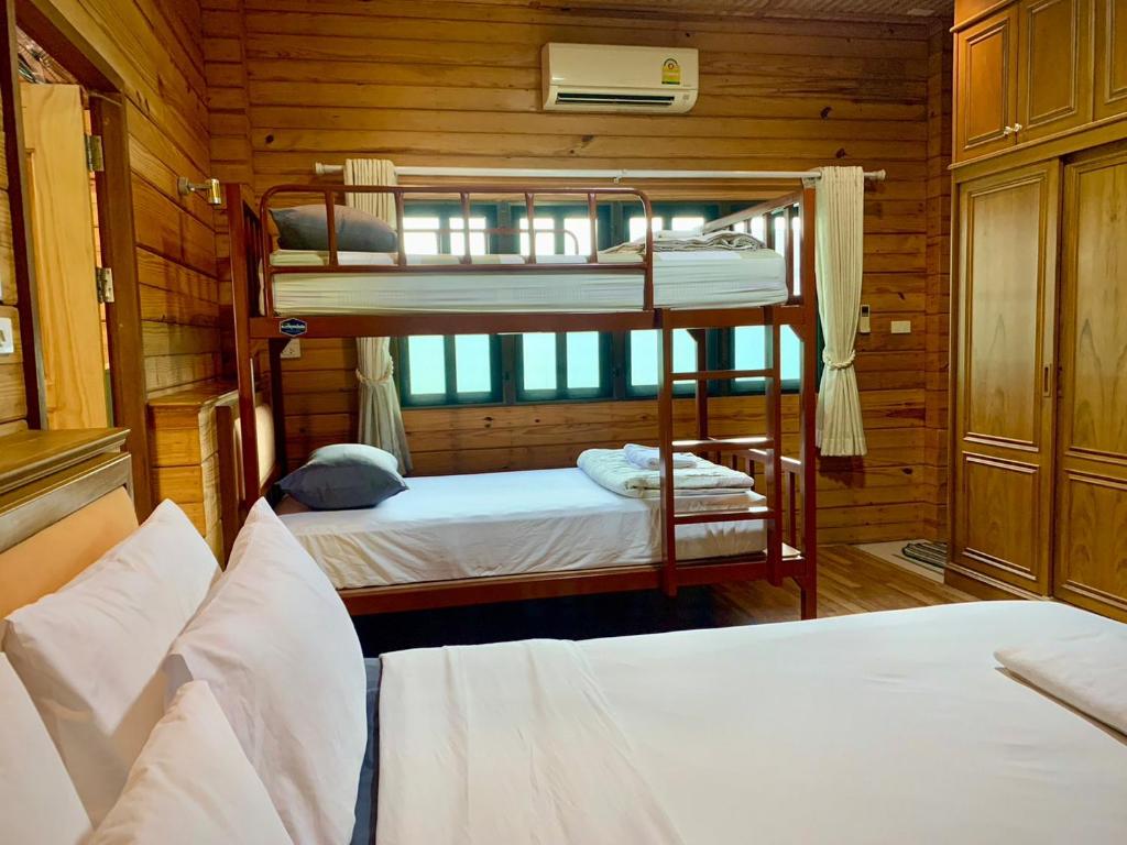 Voodi või voodid majutusasutuse Baan Soontree Resort toas