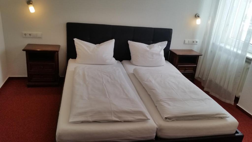 Postel nebo postele na pokoji v ubytování Hotel Dorfschenke