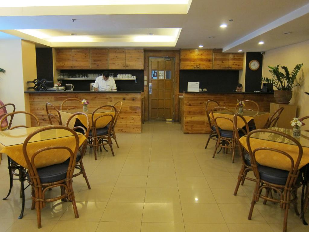 Kuchyň nebo kuchyňský kout v ubytování Nichols Airport Hotel