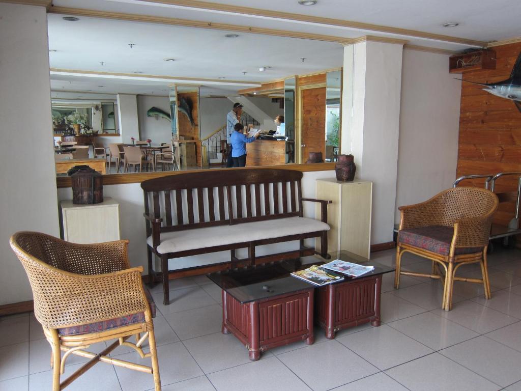 Posezení v ubytování Nichols Airport Hotel