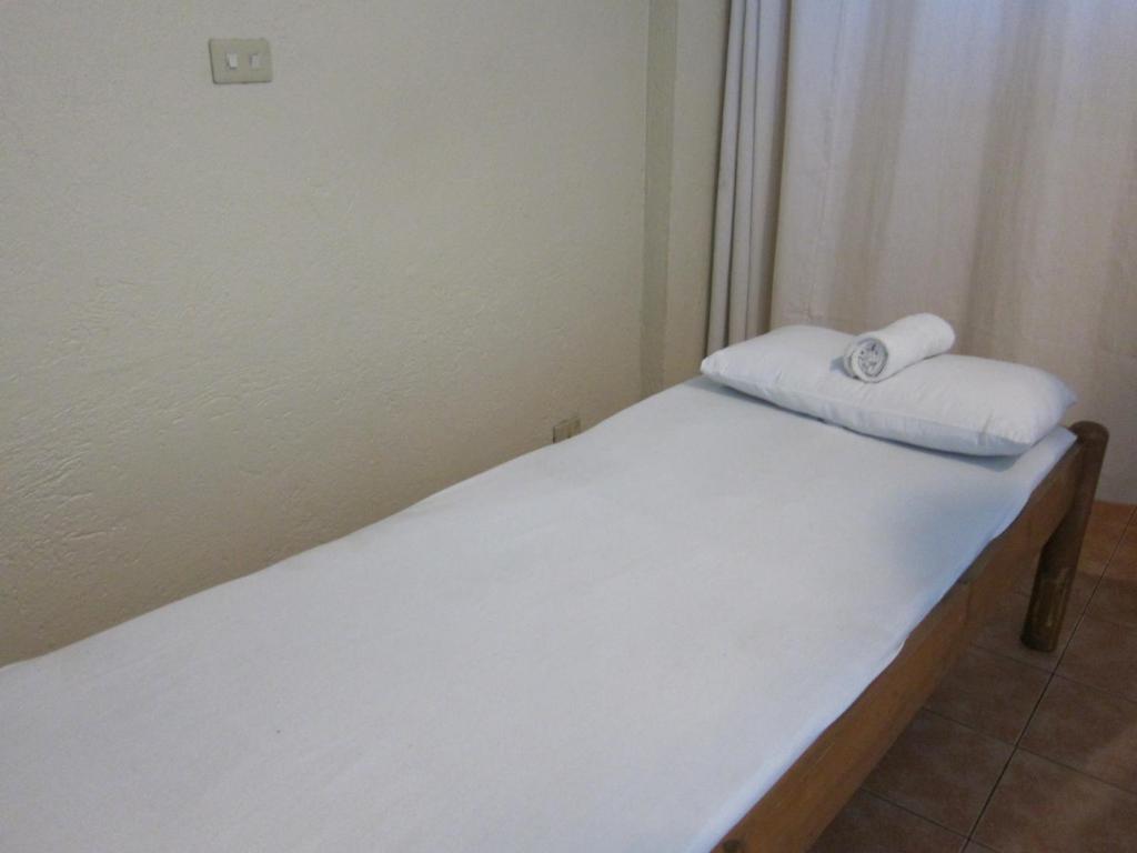 Postel nebo postele na pokoji v ubytování Nichols Airport Hotel