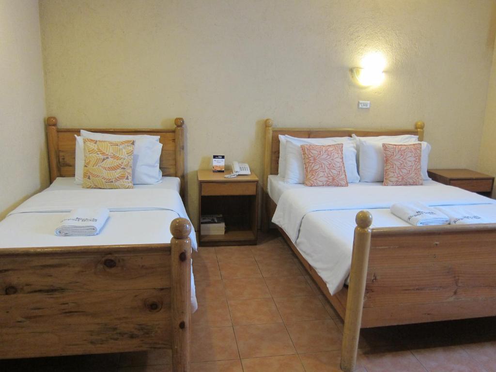 Postel nebo postele na pokoji v ubytování Nichols Airport Hotel