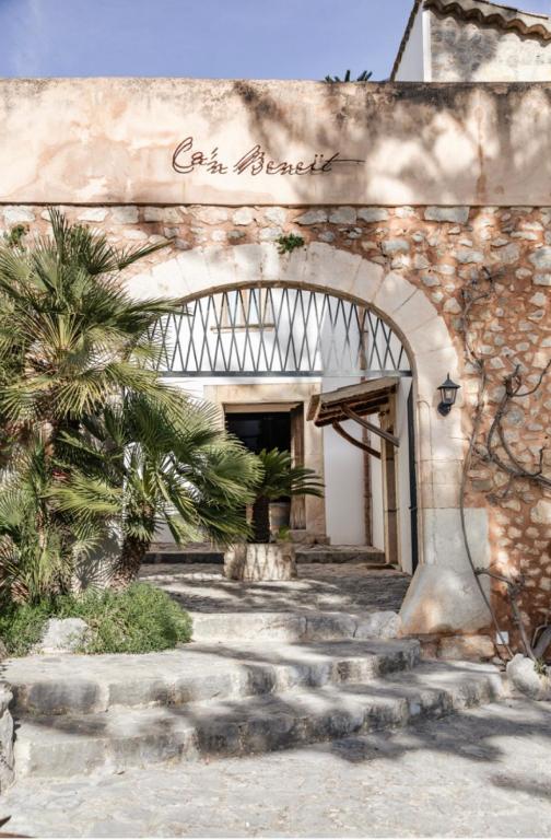 The facade or entrance of Ca'n Beneït