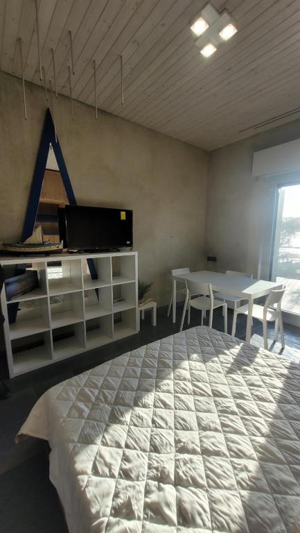 A bed or beds in a room at Miledy monolocale direttamente sul mare