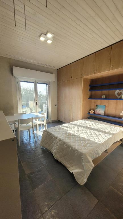 A bed or beds in a room at Miledy monolocale direttamente sul mare