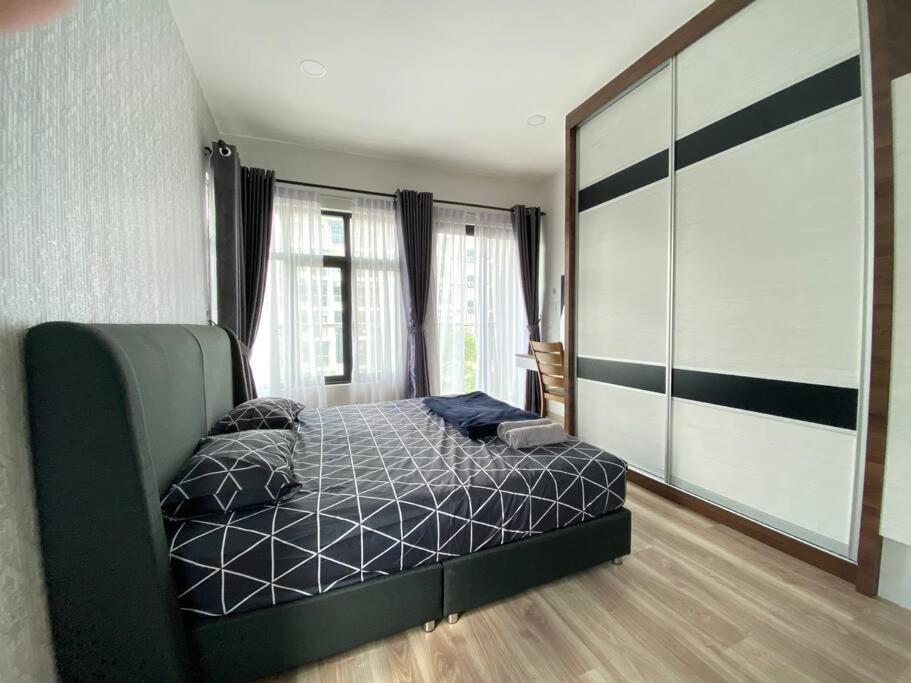 - une chambre avec un lit et une grande fenêtre dans l'établissement P Residence G.L Home Stay, à Kuching