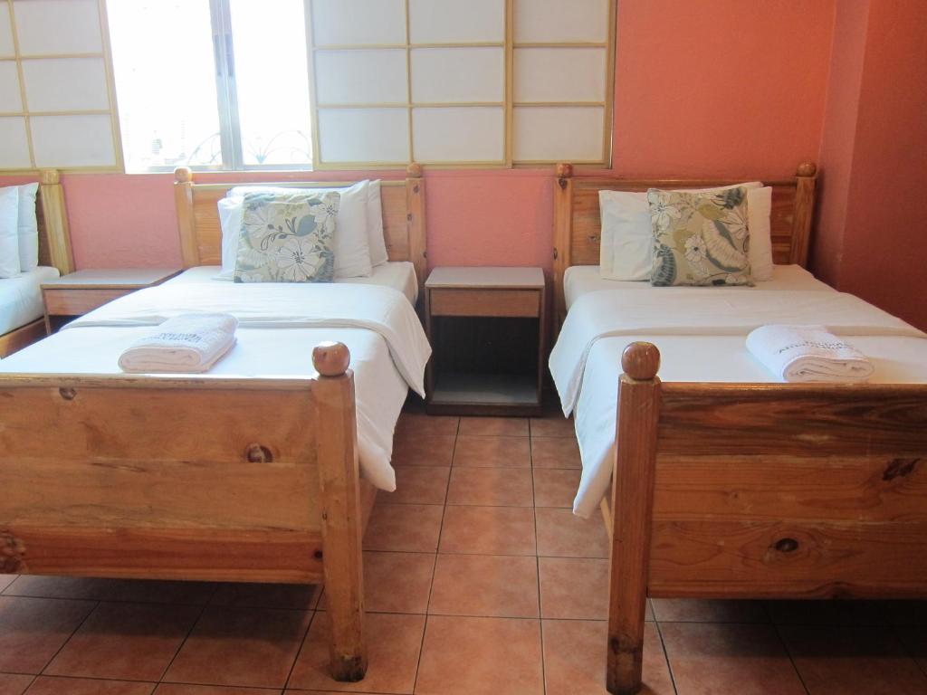 Postel nebo postele na pokoji v ubytování Nichols Airport Hotel
