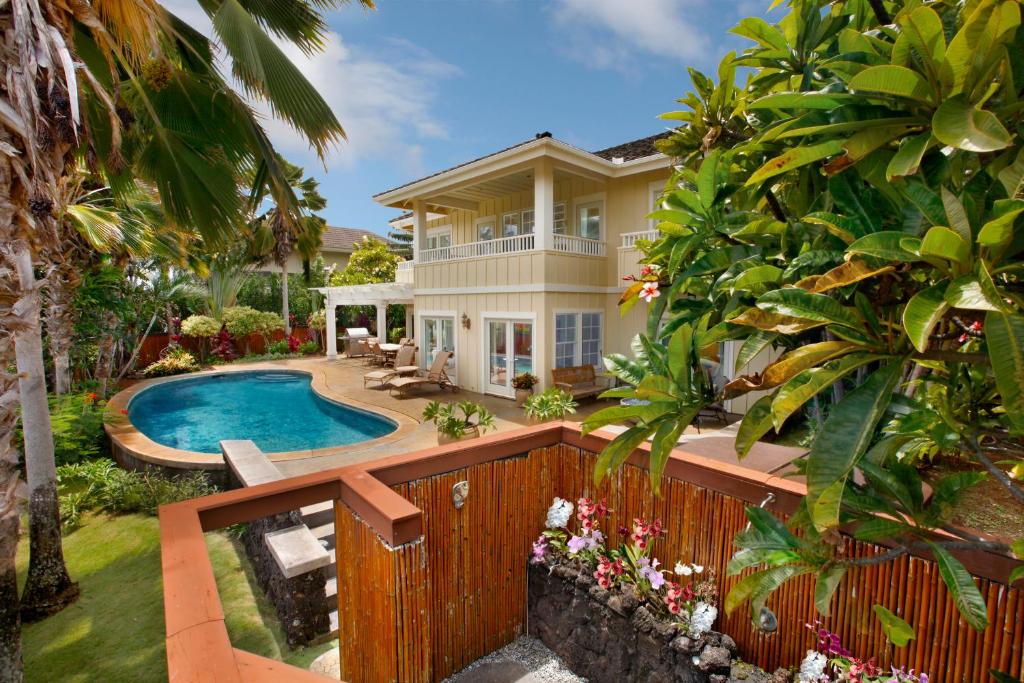 Bazén v ubytování Plantation Cottage at Poipu nebo v jeho okolí