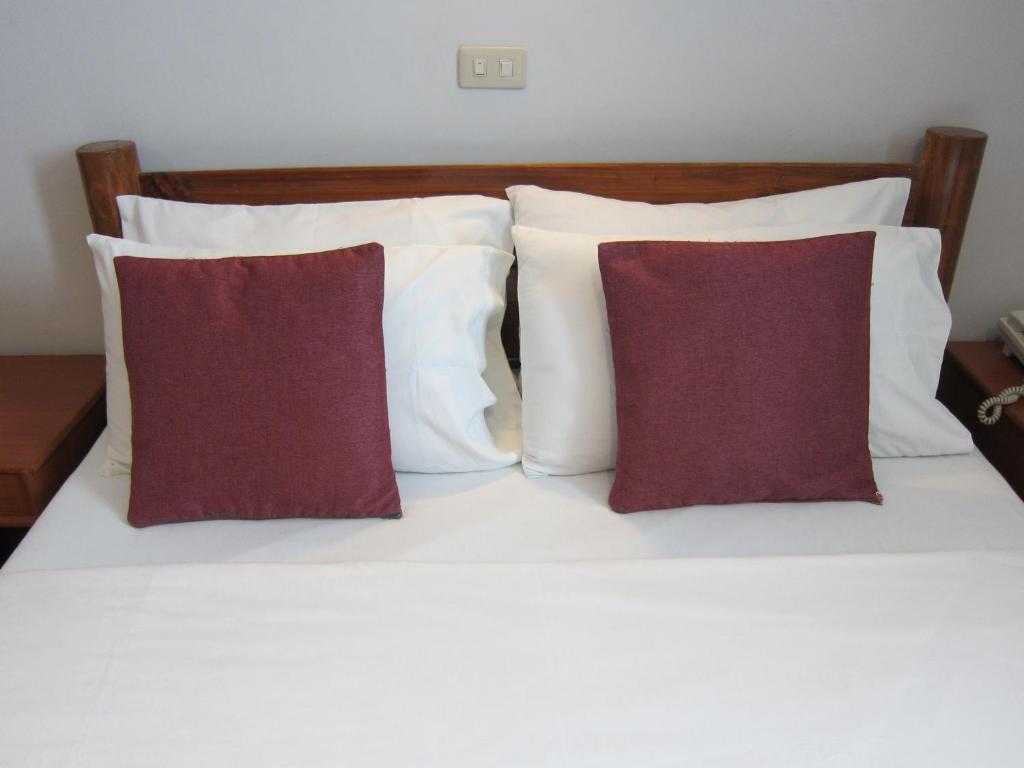 Postel nebo postele na pokoji v ubytování Nichols Airport Hotel