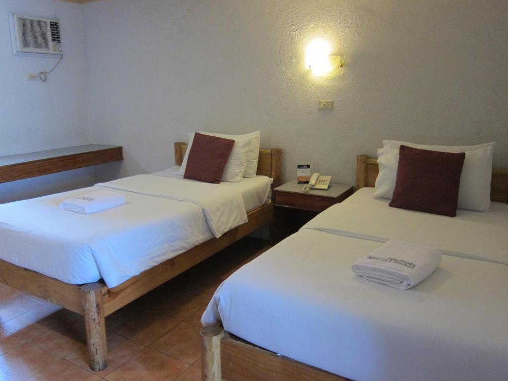 Postel nebo postele na pokoji v ubytování Nichols Airport Hotel