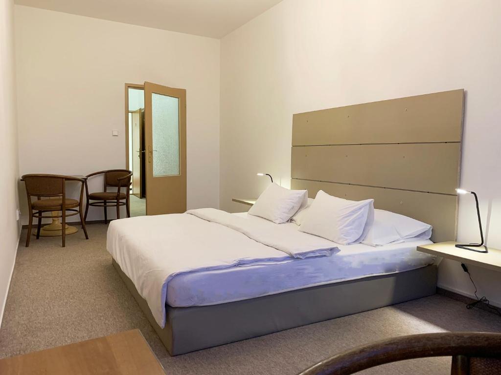 1 dormitorio con 1 cama, mesa y sillas en Holiday home Prague, en Praga