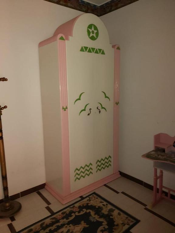 a room with a wall with a door and a rug at الفاوى - القصير in Quseir