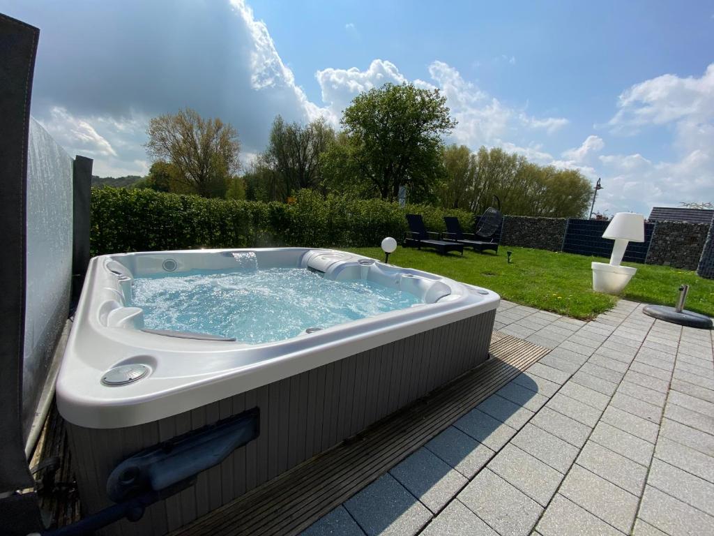 bañera de hidromasaje en la parte superior de un patio en Villa Major en Göhren-Lebbin
