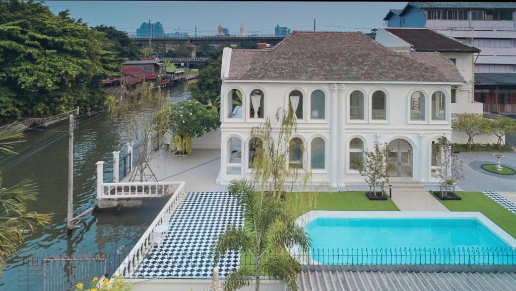 בריכת השחייה שנמצאת ב-Arpo Pool Villa Riverside Bangkok או באזור