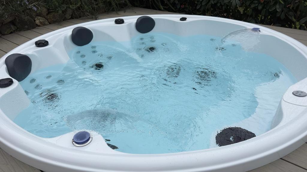 uma banheira cheia de água azul com pedras em Ca' Du Ale em Sestri Levante