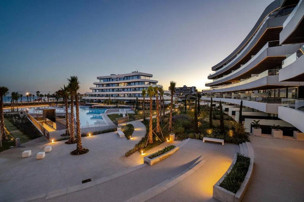 Bazén v ubytovaní Luxury complex beachfront apartment, infinity pool, sauna, gym and large terrace alebo v jeho blízkosti