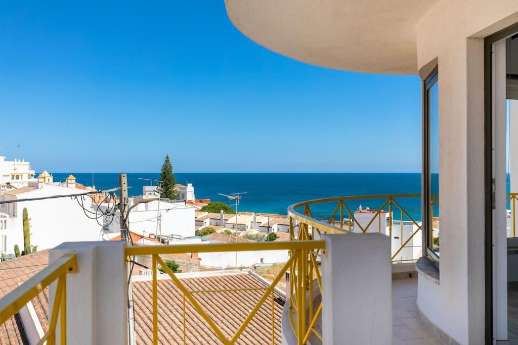 balcón con vistas al océano en Casa Lilas, magnífica vista mar a passos da praia, en Luz