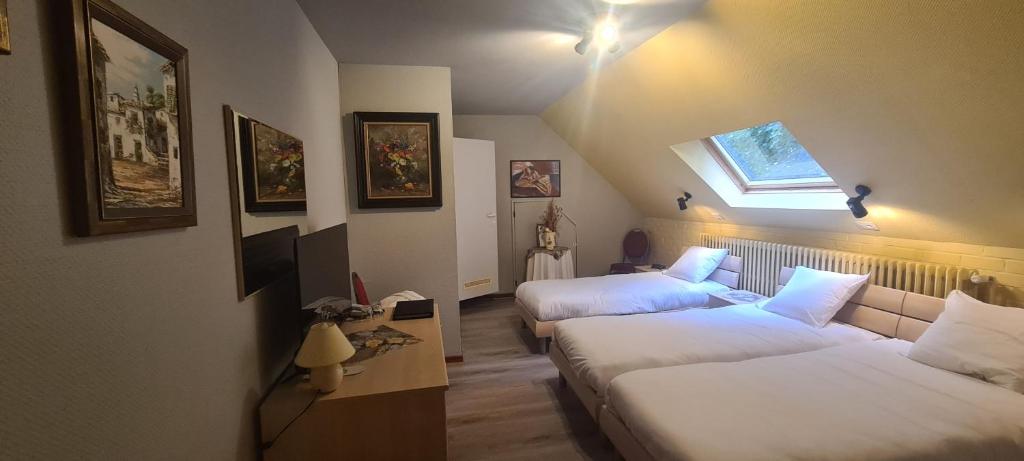 Rúm í herbergi á Hotel Landhuis 't Wilgenerf
