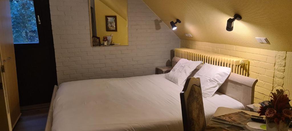 Rúm í herbergi á Hotel Landhuis 't Wilgenerf