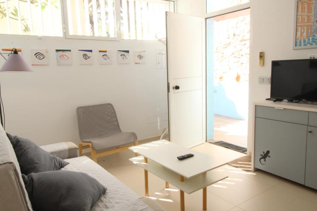 Televízia a/alebo spoločenská miestnosť v ubytovaní Del Parque Flats Pina Beach