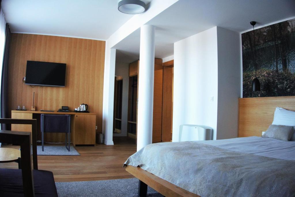 Televízia a/alebo spoločenská miestnosť v ubytovaní Hotel Palcich Plitvice