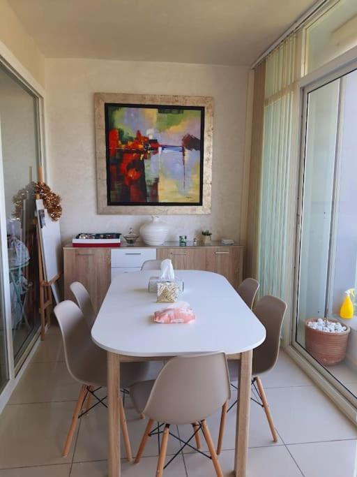 Coin salon dans l'établissement Melrose Beach - Apartment with a beach view