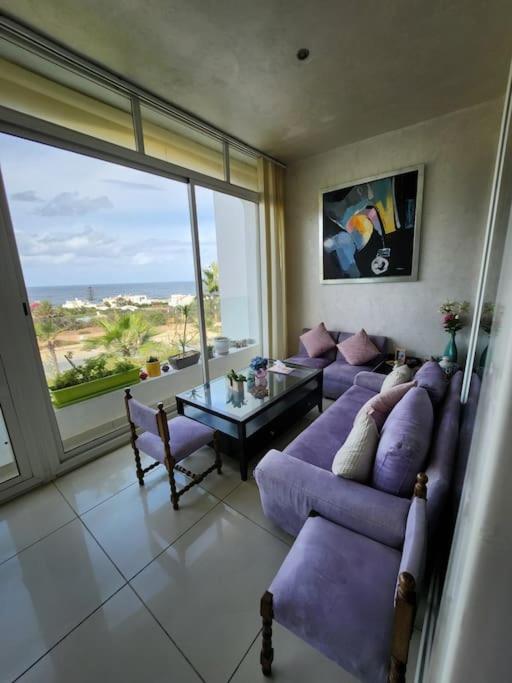 Coin salon dans l'établissement Melrose Beach - Apartment with a beach view