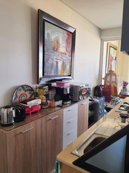 Cuisine ou kitchenette dans l'établissement Melrose Beach - Apartment with a beach view