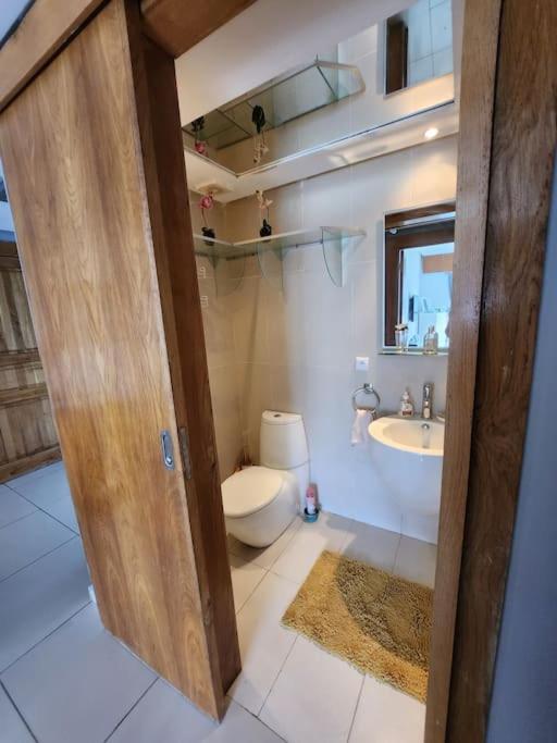Salle de bains dans l'établissement Melrose Beach - Apartment with a beach view