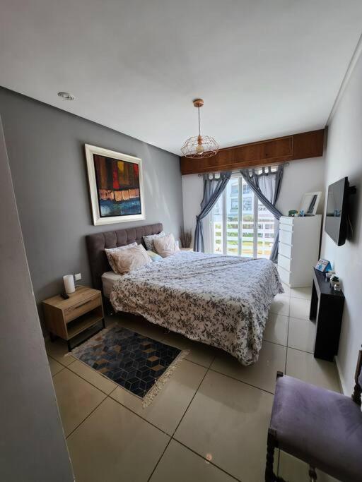 Un ou plusieurs lits dans un hébergement de l'établissement Melrose Beach - Apartment with a beach view