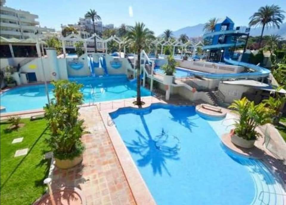 Bazén v ubytovaní Benalbeach, estudio en primera línea de playa alebo v jeho blízkosti