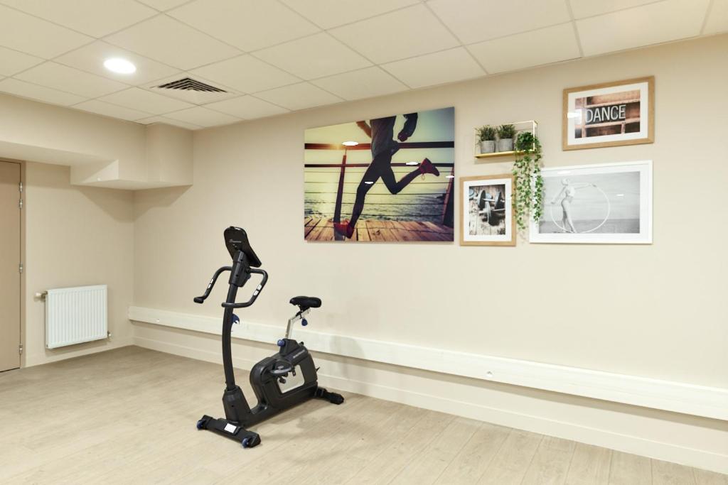 Posilňovňa alebo fitness centrum v ubytovaní Zenao Appart'hôtels Suresnes