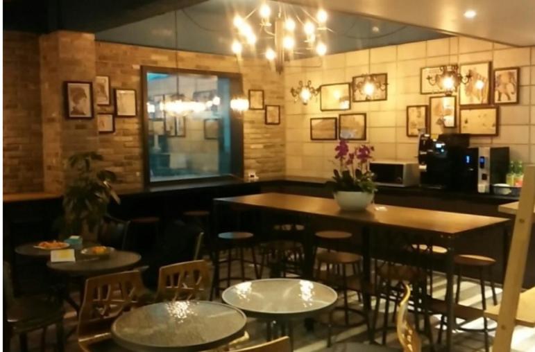 un restaurante con mesas y sillas y un bar en Changwon Dean Hotel, en Changwon