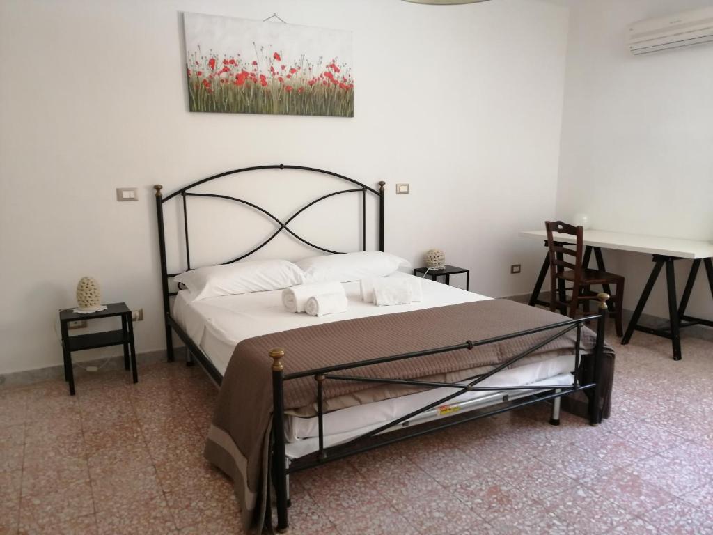 um quarto com uma cama e um quadro na parede em CASA MINU' - Affitti Brevi Italia em Bari