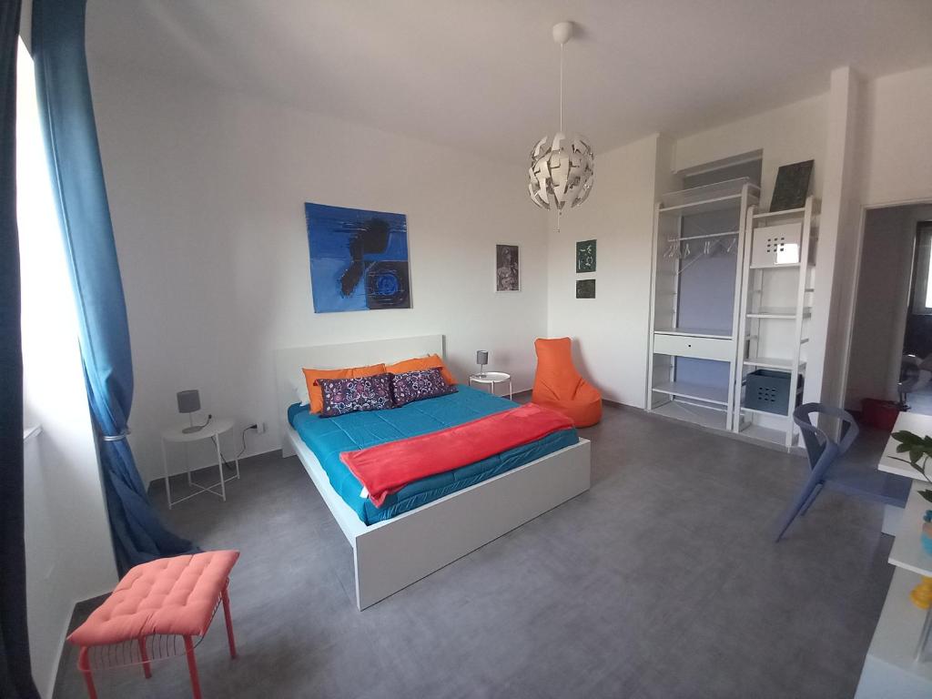 - une chambre avec un lit et des oreillers orange dans l'établissement Lo scorcio della Neapolis Accogliente appartamento pressi parco Neapolis, à Syracuse