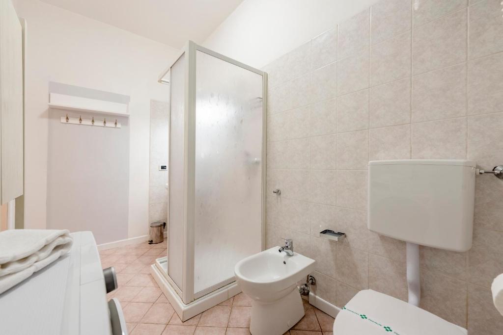 Kúpeľňa v ubytovaní Mazzini 12, Elegant Central Apartment with Free Private Garage 800 m, Air Conditioning, Wi-Fi, Just 100 m from the Public Beach