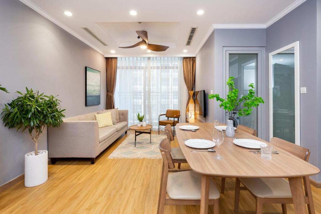 jadalnia i salon ze stołem i krzesłami w obiekcie Blue Fingers Vinhomes w Ho Chi Minh