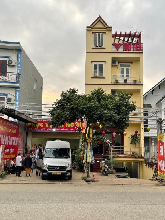 una furgoneta blanca estacionada frente a un edificio en Khách Sạn Hà Phương, en Ninh Binh