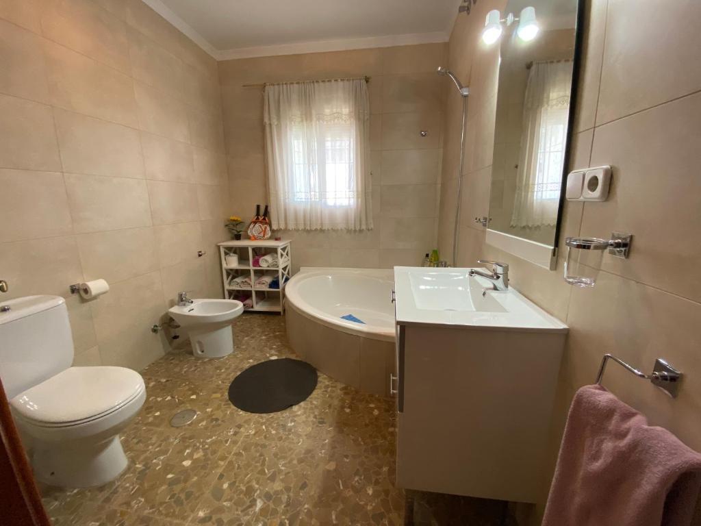 Kúpeľňa v ubytovaní Apartamentos "Un Rico Domingo", Parking solo planta baja