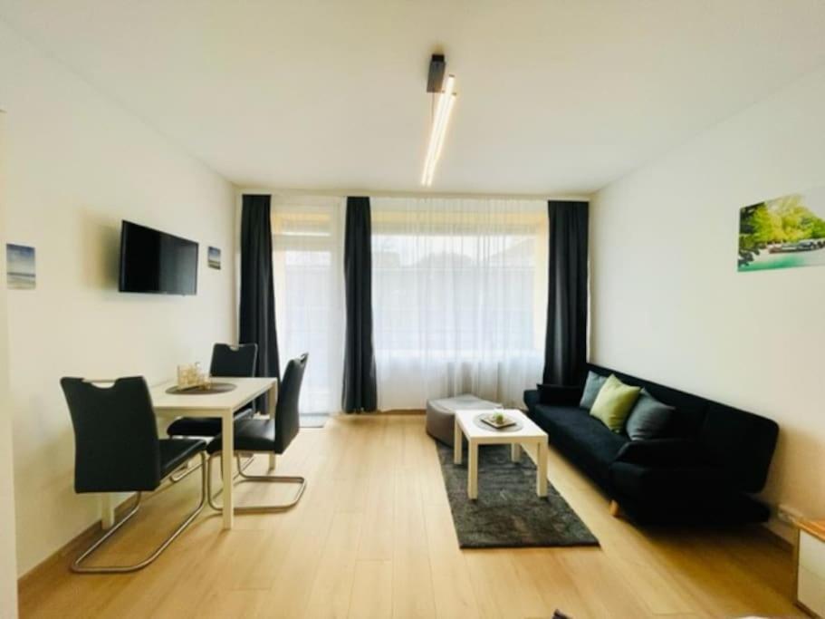 uma sala de estar com um sofá e uma mesa em **Modernes Apartment in zentraler Lage** em Graz