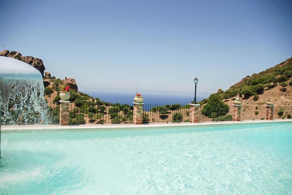 einen Pool mit Wasserfall und Brunnen in der Unterkunft La Terrazza Fiorita in Nebida