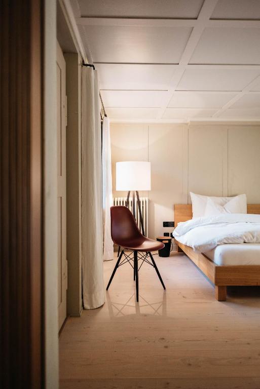 A bed or beds in a room at Hirschen Stammheim