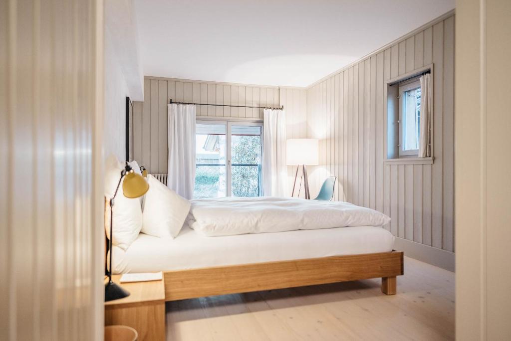 A bed or beds in a room at Hirschen Stammheim
