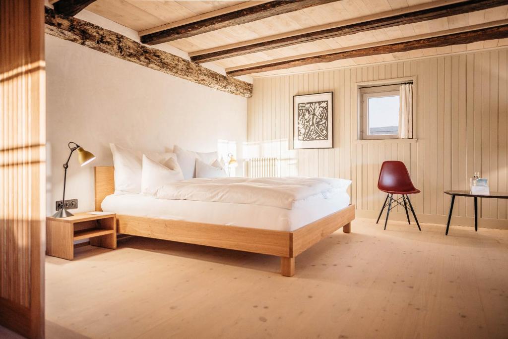 A bed or beds in a room at Hirschen Stammheim