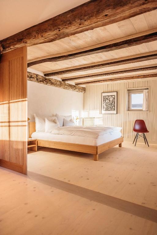 A bed or beds in a room at Hirschen Stammheim