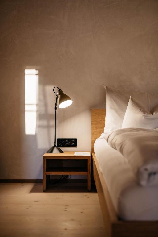 A bed or beds in a room at Hirschen Stammheim