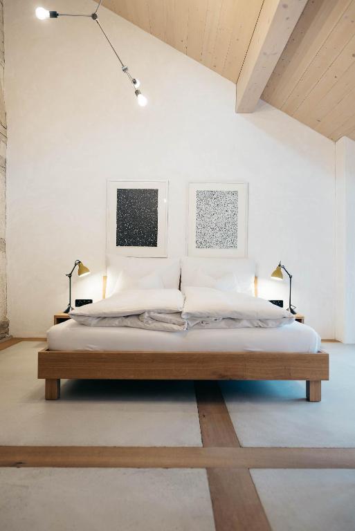 A bed or beds in a room at Hirschen Stammheim