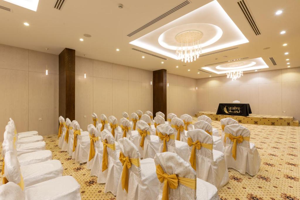 Posezení v ubytování Le Reve Hotel إحدى فنادق مجموعة لوريف