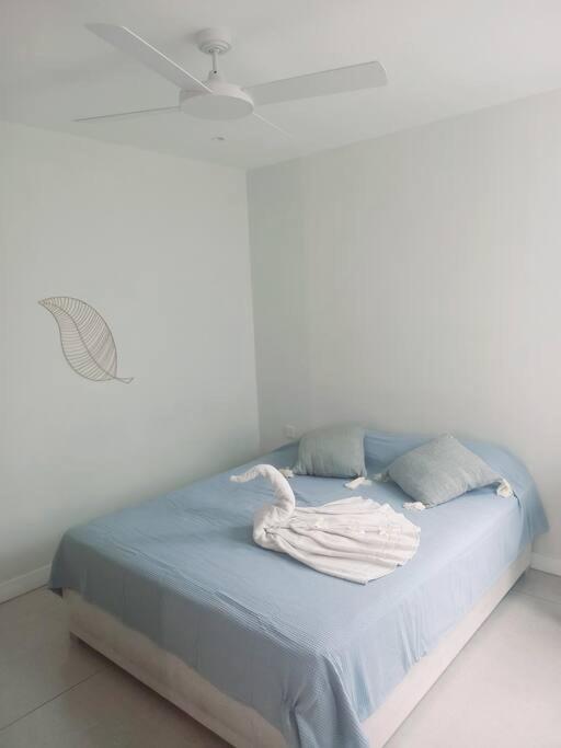 Postel nebo postele na pokoji v ubytování Beachfront Apartment