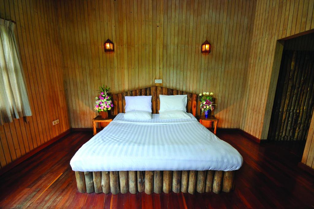 Postel nebo postele na pokoji v ubytování KMA SHWE PYI BAGO Resort